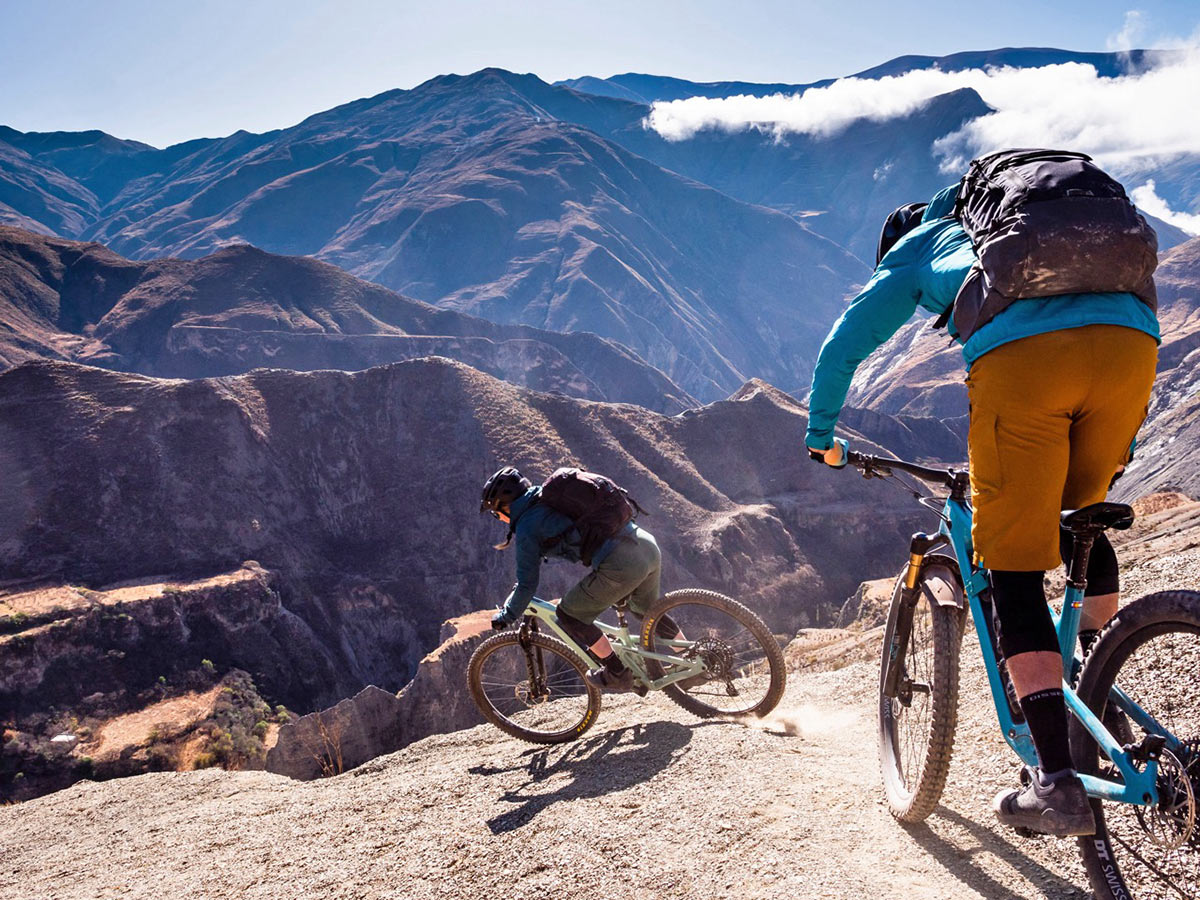 2023 Yeti SB140 carbon 29er all-mountain trail bike, descending