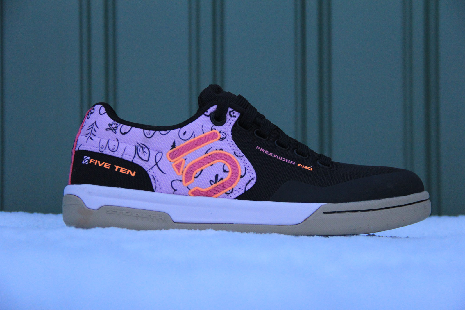 fiveten freerider pro breast cancer awareness edition