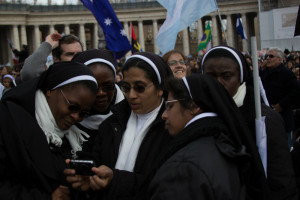 Catholic nuns join the throngs of pilgrims at the pope's installation mass. David Palacio / Religio.
