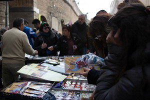 Tourists and pilgrims stock up on Pope Francis memorabilia. David Palacio / Religio.