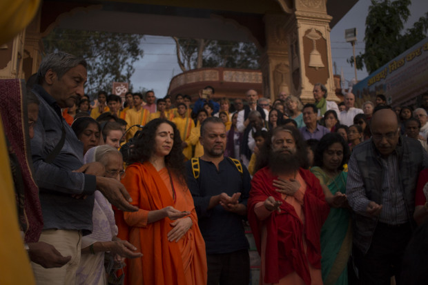 Pujya Swamiji (third from right, in saffron robes), the guru from Parmarth Niketan, performs the sunset aarti. Photo by Han Zhang.