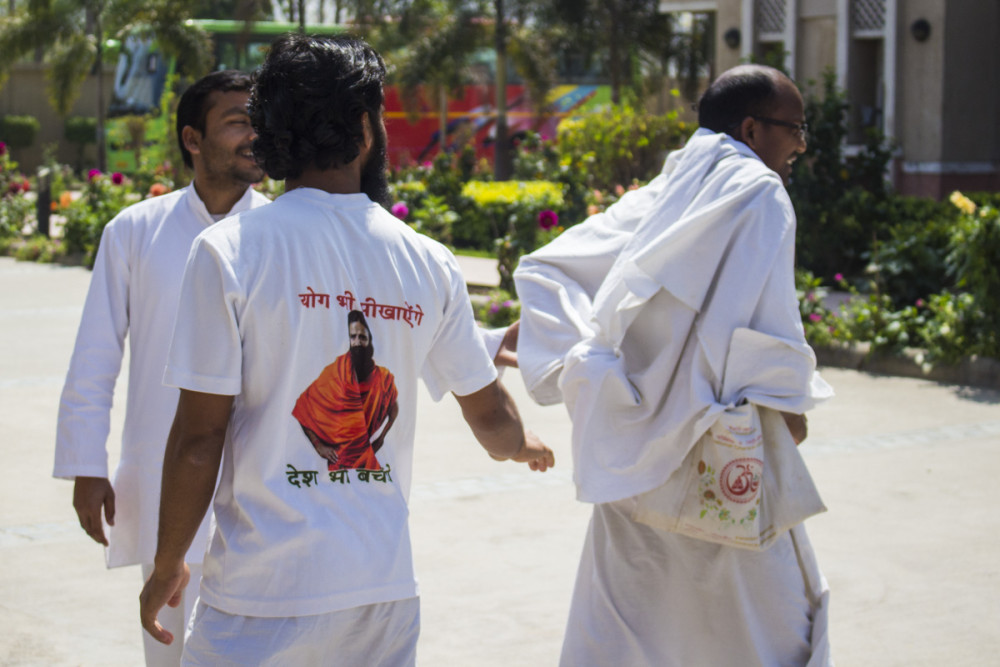 A man wears "Baba is got your back" shirt in an ashram.