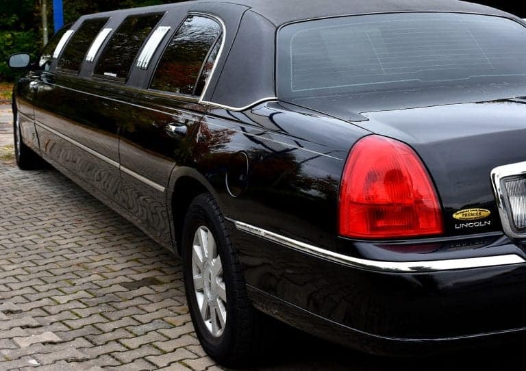 Dr.U Hair and Skin Clinics provides a complimentary limousine service to transport patients arriving at LAX for their hair transplant procedure