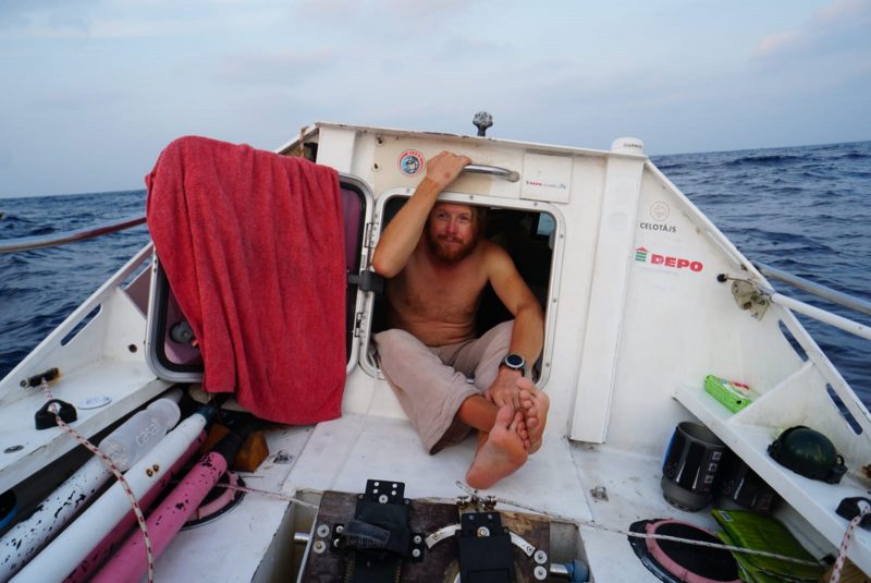 Bardelis está sentado en su pequeño camarote en su balandra oceánica.