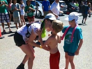 Pam Smith - 2013 Western States 100 - Foresthill kids kiss