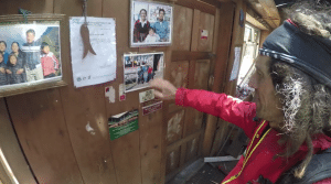 Jordi Tosas looks at pictures of people he knows in Langtang Valley - Spanish translation