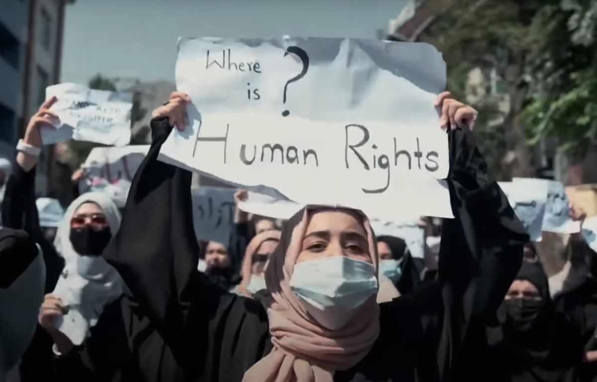 تظاهرات زنان افغان با نقاب بر روی تابلوهایی که در دست داشتند. موردی که در مرکز قاب قرار دارد میخواند "حقوق بشر کجاست؟"