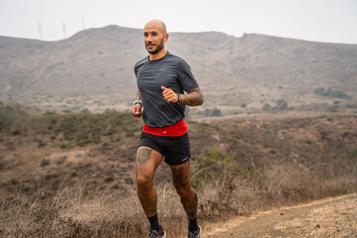Best Running Belt - runner wearing running belt on California mountain trail