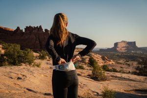 Best Running Belt – runner wearing Ultimate Direction Race Belt in Utah canyons