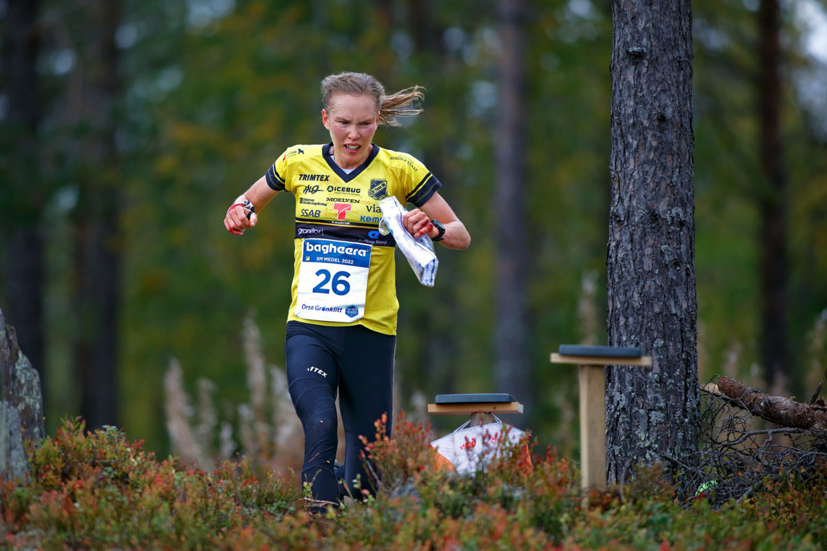 Tove Alexandersson racing 2022 Orsa Grönklitt orienteering race