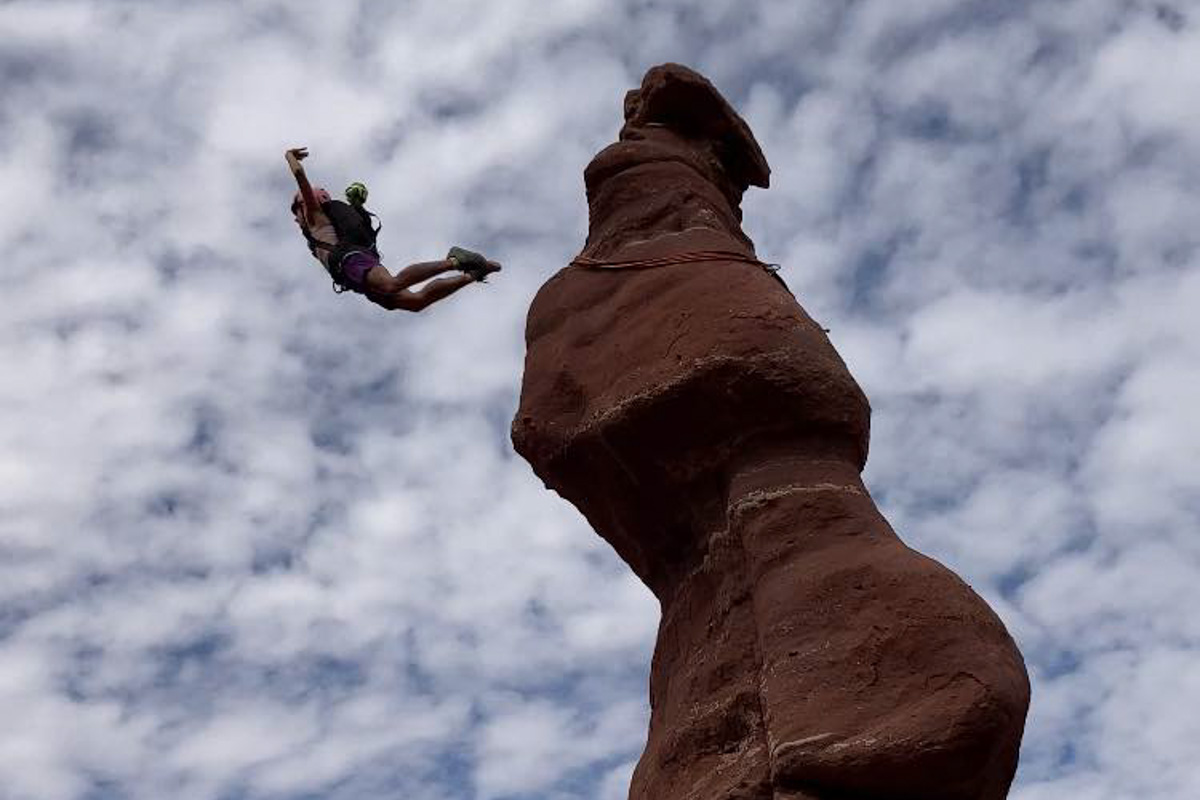 Lizzy Jones - BASE jumping
