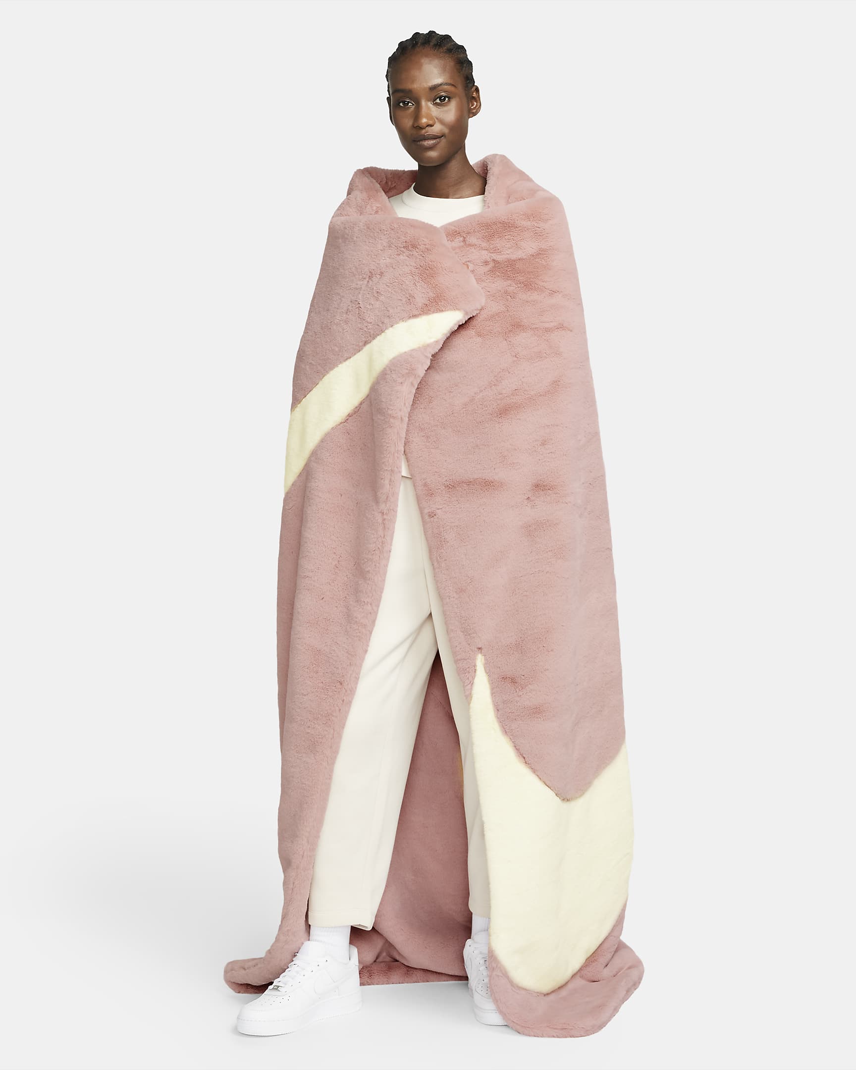 布団・毛布 NIKE W NSW BLANKET FAUX FUR SWSH You can easily get your hands on this cozy Nike Fleece Blanket