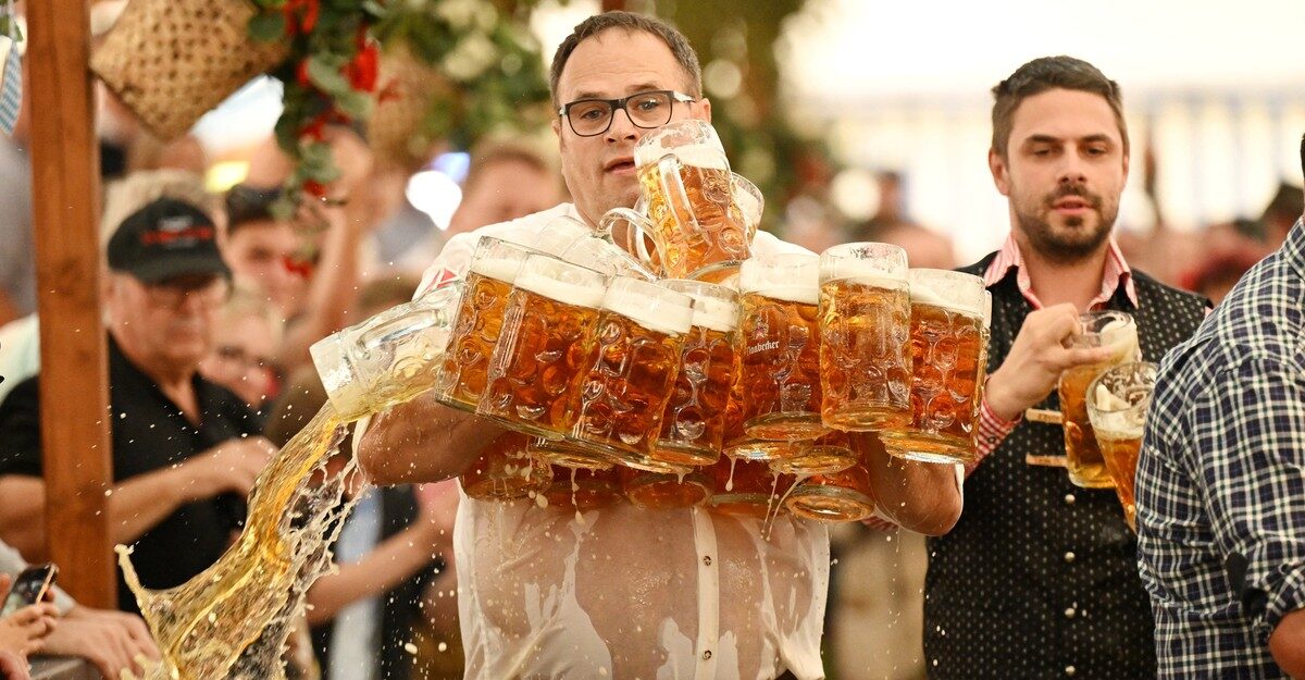 Photos of the Week:&nbsp;Lunar Eclipse, Sandbar Cricket, Horn Dance