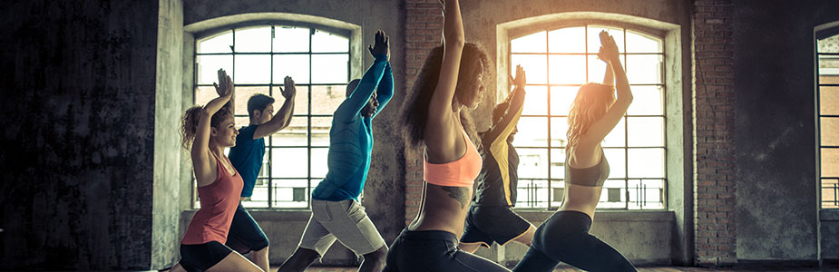 Crescent-Lunge-in-dark-gym-1