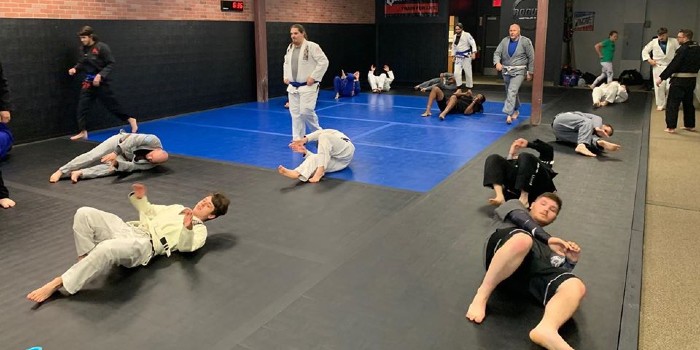beginner jiu jitsu class on the mat