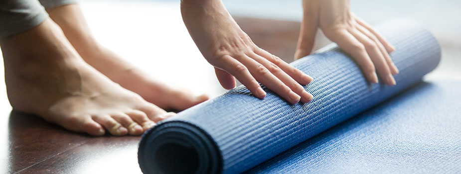 Yoga-mat-rolled-uph