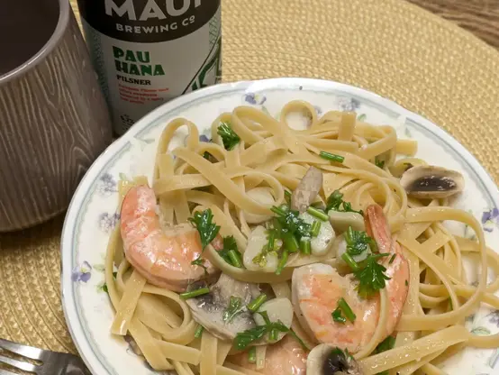 Maui Brewing Pau Hana Pilsner、フィットチーネ、冷凍えび、マッシュルーム、にんにく、塩、胡椒、パセリ