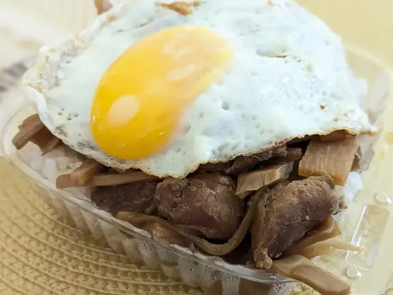 目玉焼きの乗ったヘッカ・ロコ