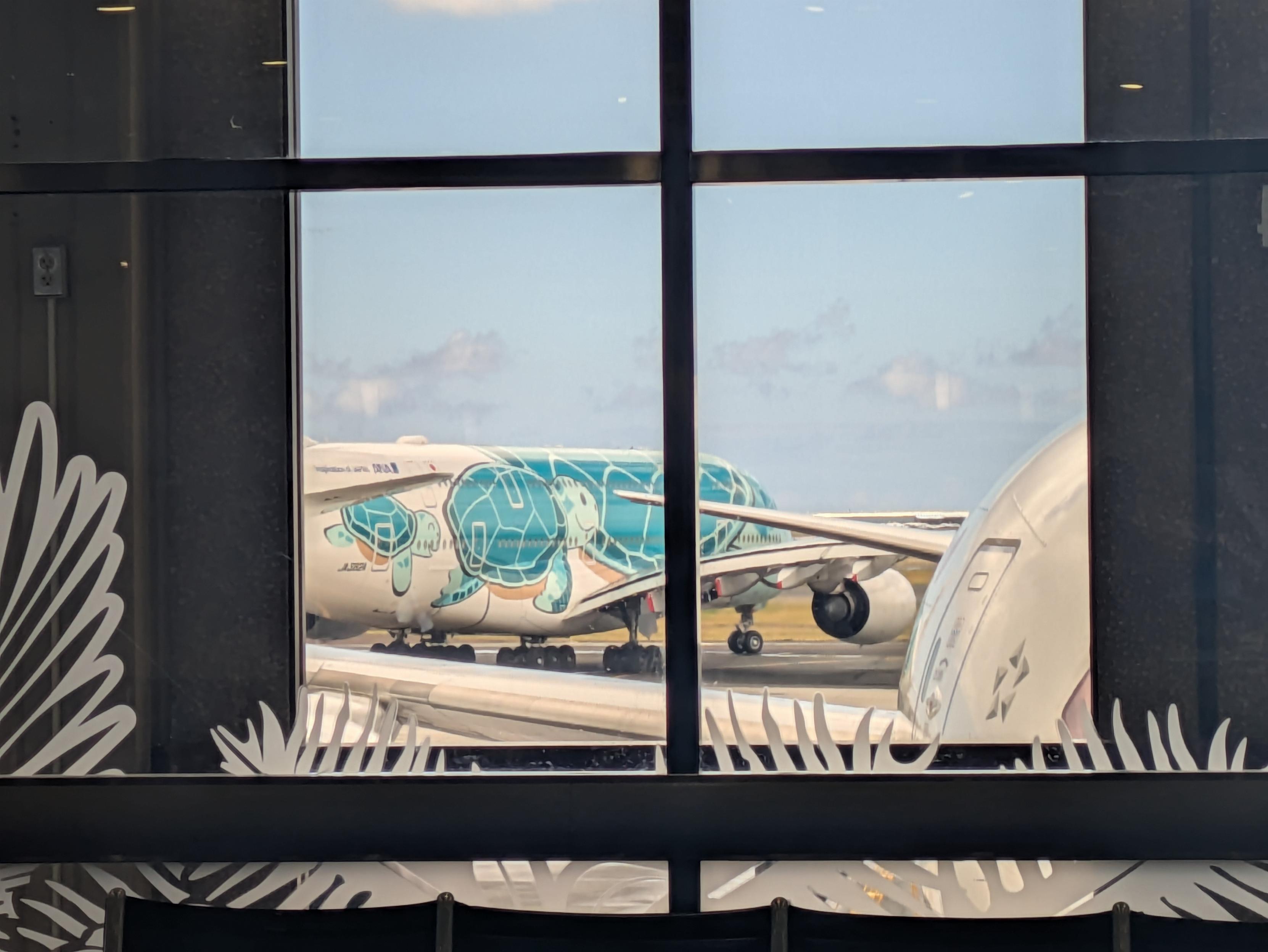 ホノルル空港のゲートから離れるJA382A (2025年7月撮影)