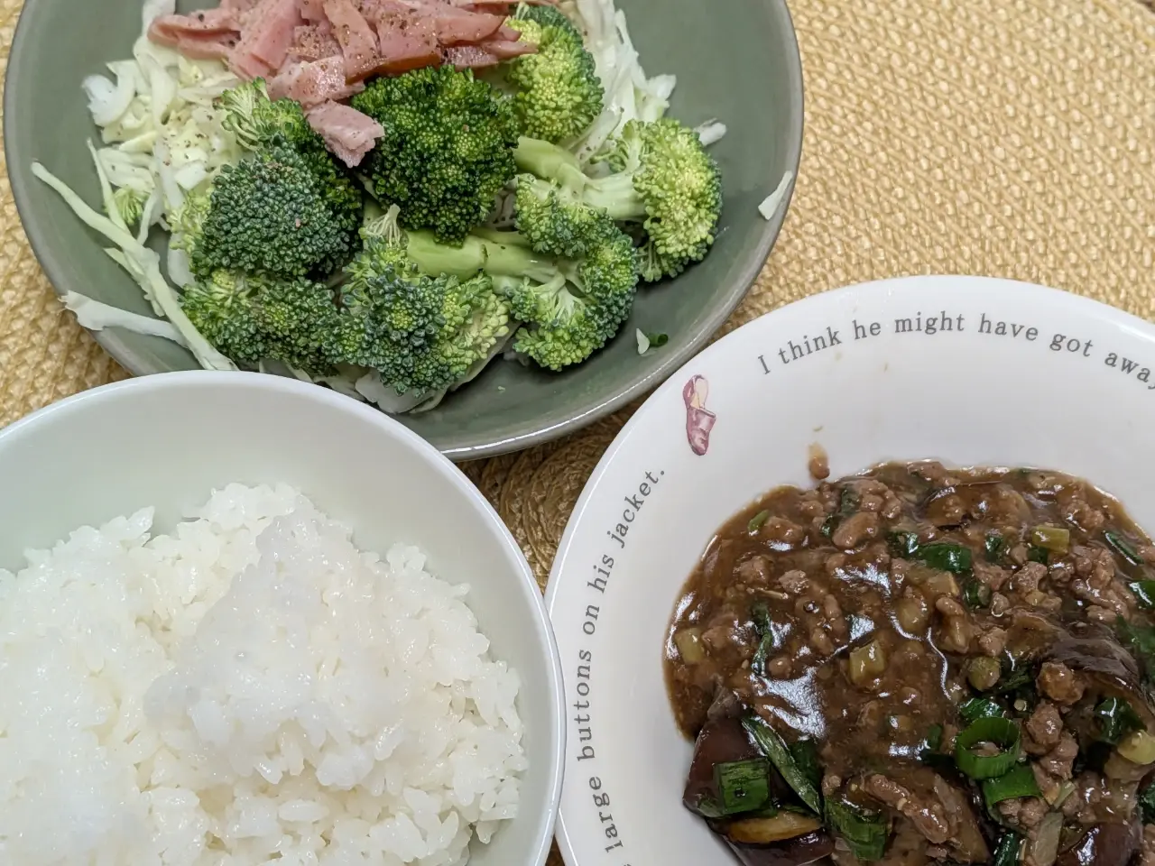 生ブロッコリーとハムの乗ったサラダ、麻婆茄子、ごはん