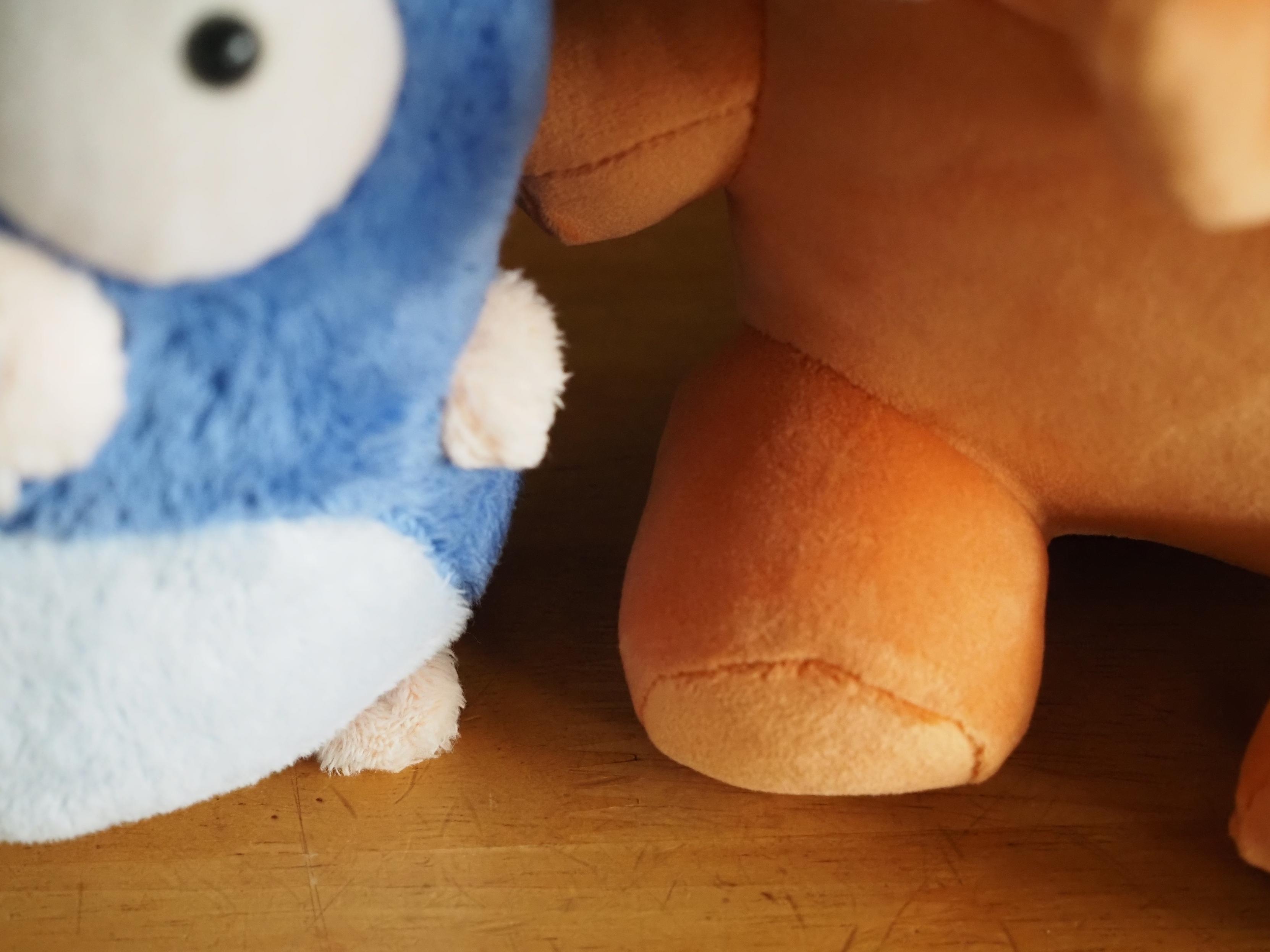 GopherとMastodonのちっちゃいぞうさんの足が並んでいる