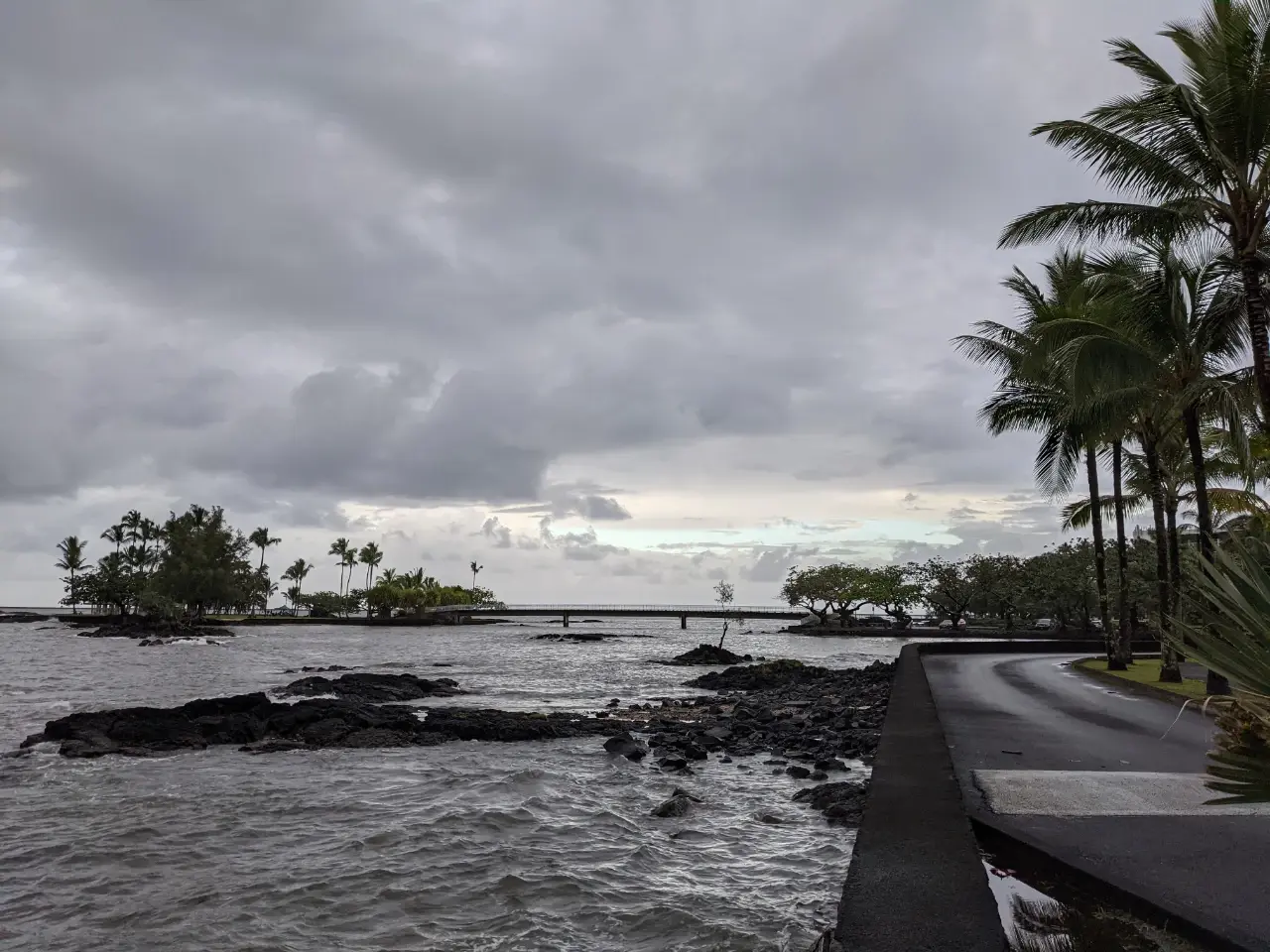 天気の悪いヒロ湾の写真
