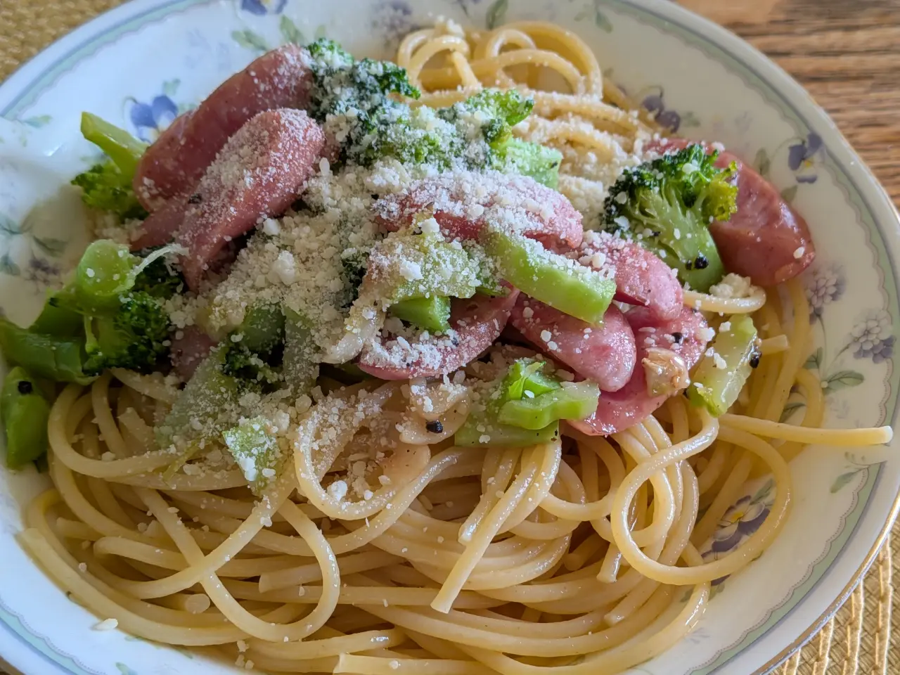 加熱済みブロッコリーとソーセージののったスパゲッティの写真