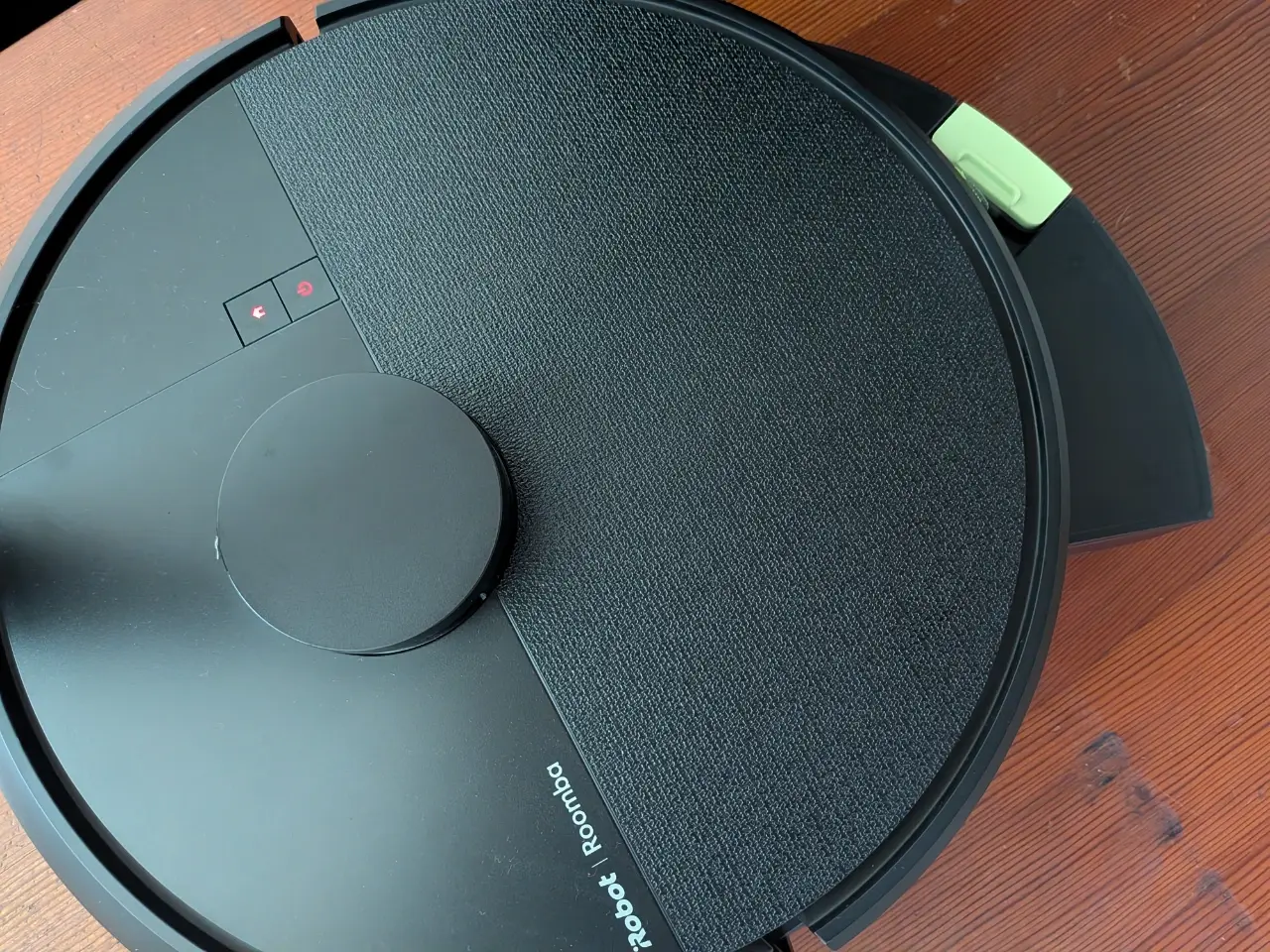 ルンバからゴミ箱が脱落しかかって停止した写真