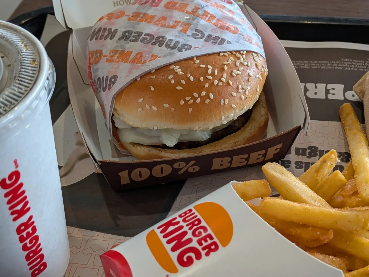 Burger KingのWhopper、フライドポテト、飲み物のコップの写真