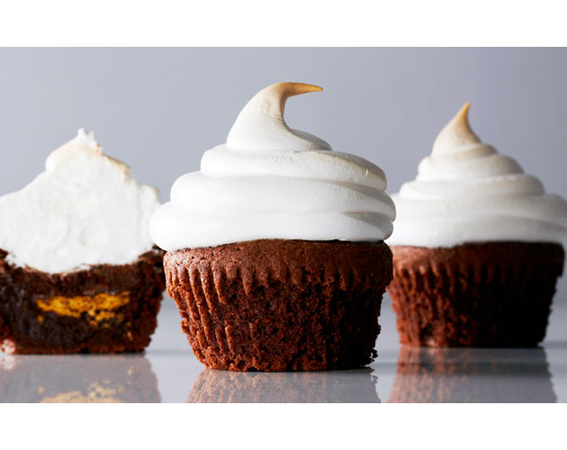 S&#039;mores Cupcakes with marshmallow Meringue