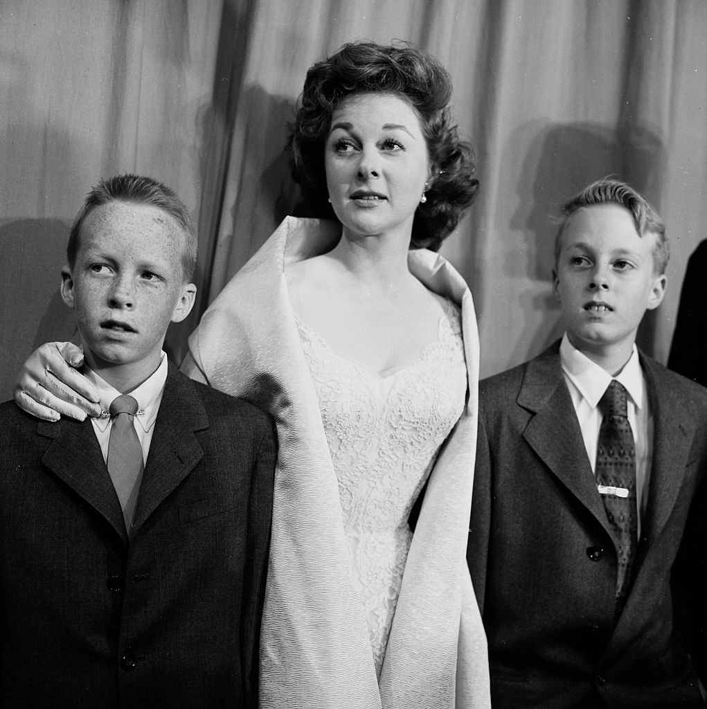 A Look Back at Classic Oscars Fashion Everything Zoomer
