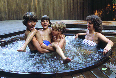 OTTAWA, CANADA - JUNE 1983. Margaret Trudeau and her chidlren Michel, Alexandre and Justin pose in Ottawa on June 1983. (Photo by Bernard Wis/Paris Match via Getty Image)