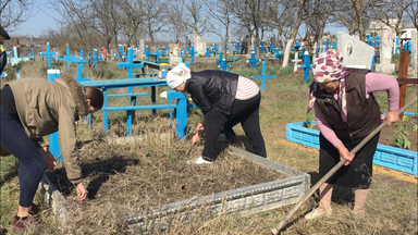 Preparing the graves for Paștele Blajinilor