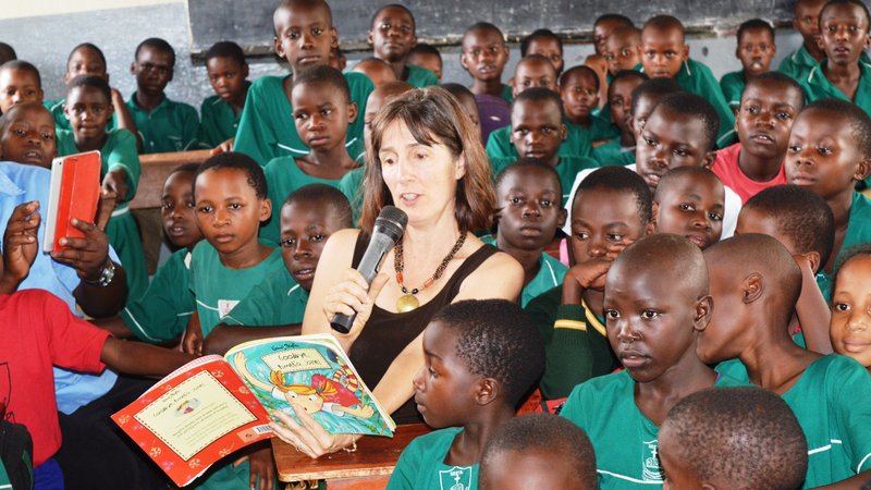 DCM reads for a group of pupils.JPG