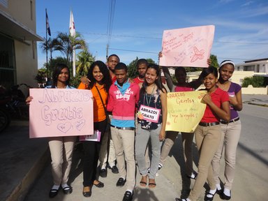 This activity was "Free Hugs Day," in which students and volunteer gave free hugs to community members and brochures to prevent violence and promote peace.