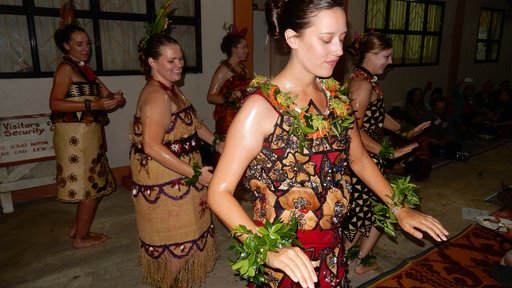 Fefine dancing