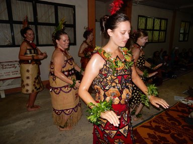 Fefine dancing