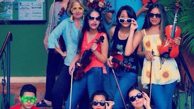 Peace Corps Paraguay Volunteer Jane Spelce teaches young violinists.