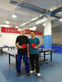Lawrence Kahn with his counterpart at a university of Chinese medicine.