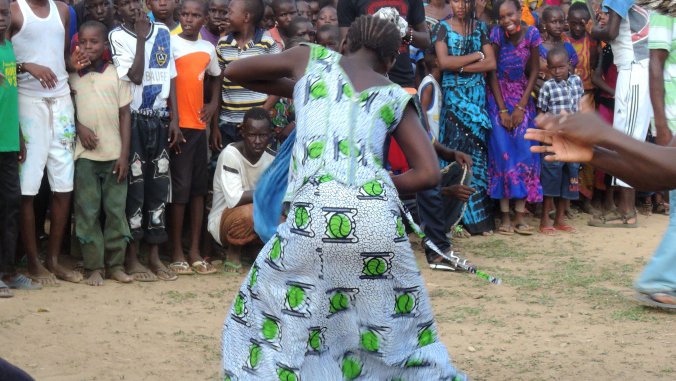 "Amde" means to dance in Pulaar. There are a few classic moves that everyone knows but mostly you move to the beat of the dru
