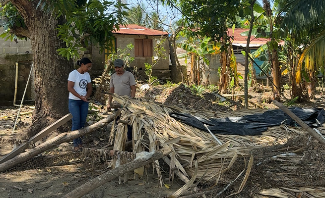Gloria de la Rosa y Nelson Ubarnes revisan el gallinero afectado por la inundación en su vivienda.
