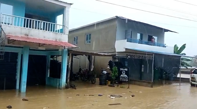 La calle frente a la vivienda en el sector de Pueblo Chino comienza a inundarse tras el desbordamiento del río en San Juan de Urabá.