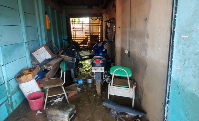 El taller de mecánica, principal sustento de la familia, quedó cubierto de lodo tras la creciente.