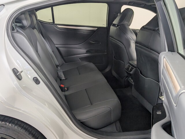 used 2022 Lexus ES car, priced at $39,000