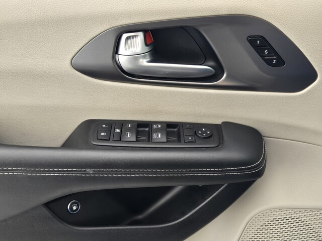 used 2024 Chrysler Pacifica car, priced at $27,468