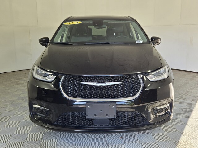 used 2024 Chrysler Pacifica car, priced at $27,468
